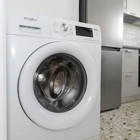 Apartment Sea Breeze 2 Bedroom - 10 Min Walk To